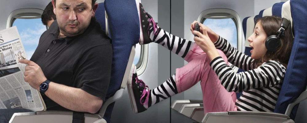 Знаете ли вы, что делать, когда ребенок сзади пинает ваше кресло в самолете?
