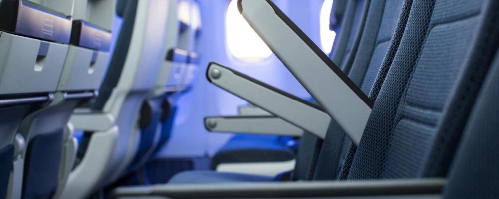 Зачем опускать подлокотник и поднимать столик в самолете?