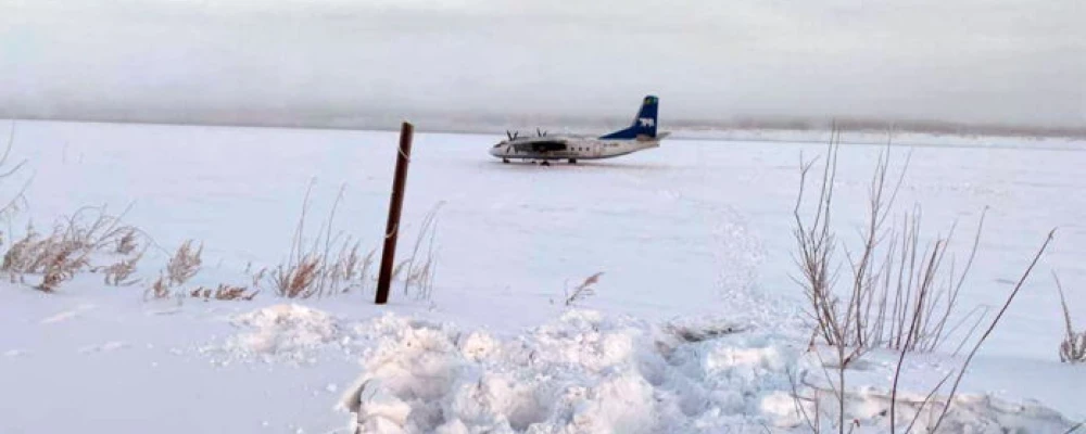 В России пассажирский самолет по ошибке сел на замерзшую реку и остался цел