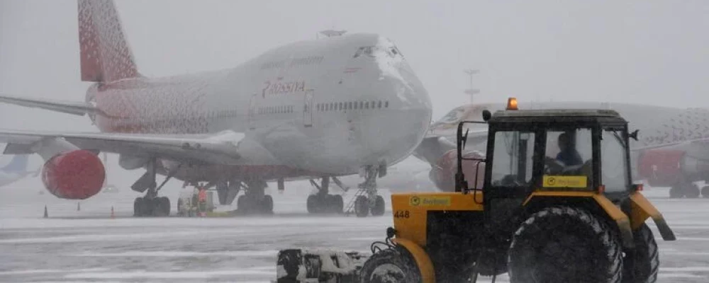 Аэропорты Москвы работают штатно на фоне снегопада