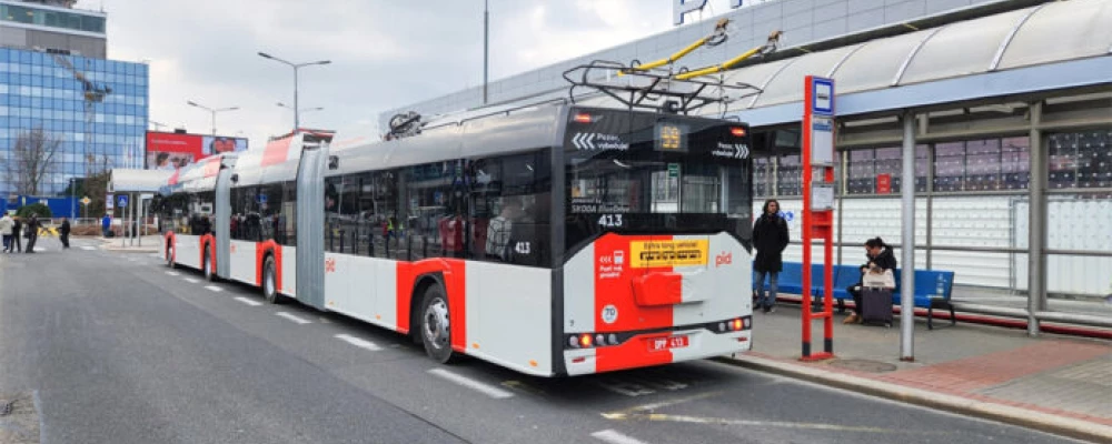 В аэропорт Прага запустили сверхдлинные троллейбусы